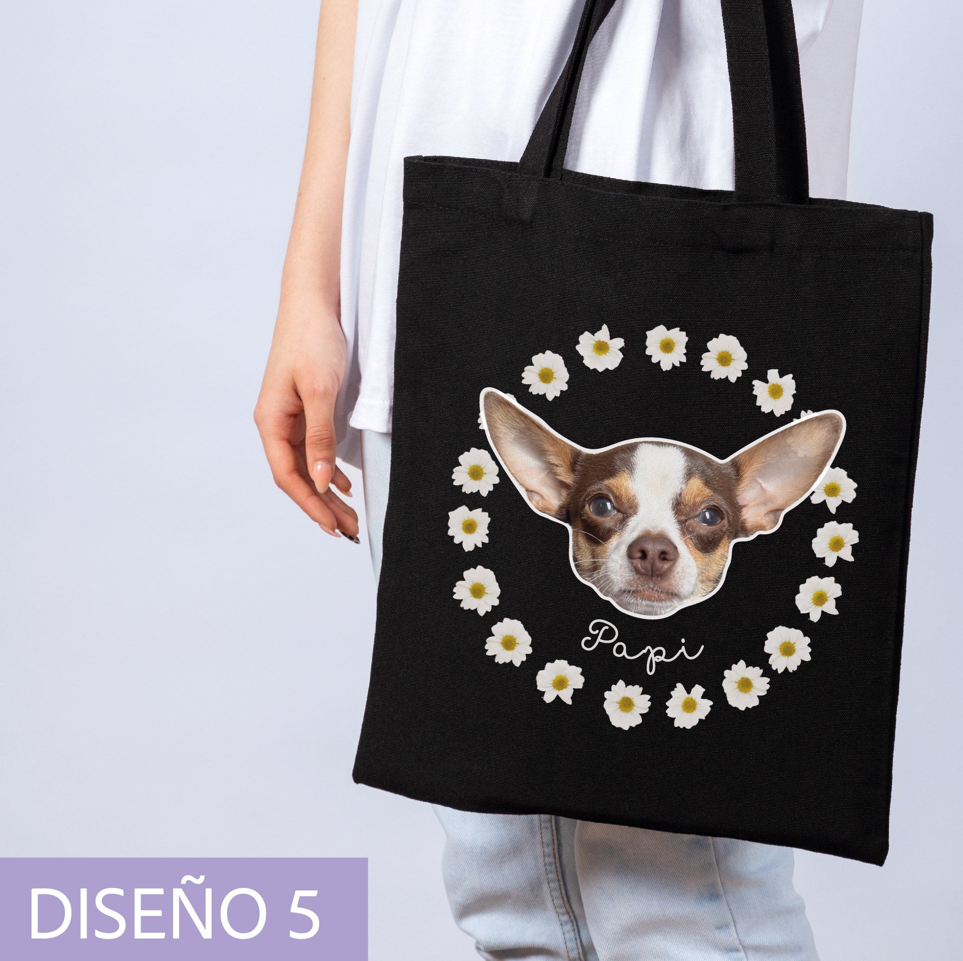 Persona usando totebag negra con la foto de su perro chihuahua
