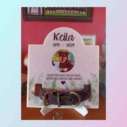 Placa conmemorativa con foto de tu mascota y espacio para el collar
