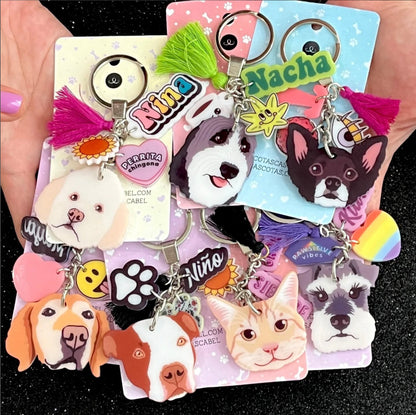 Ejemplos de diferentes llaveros personalizados con la cara de perro y gato