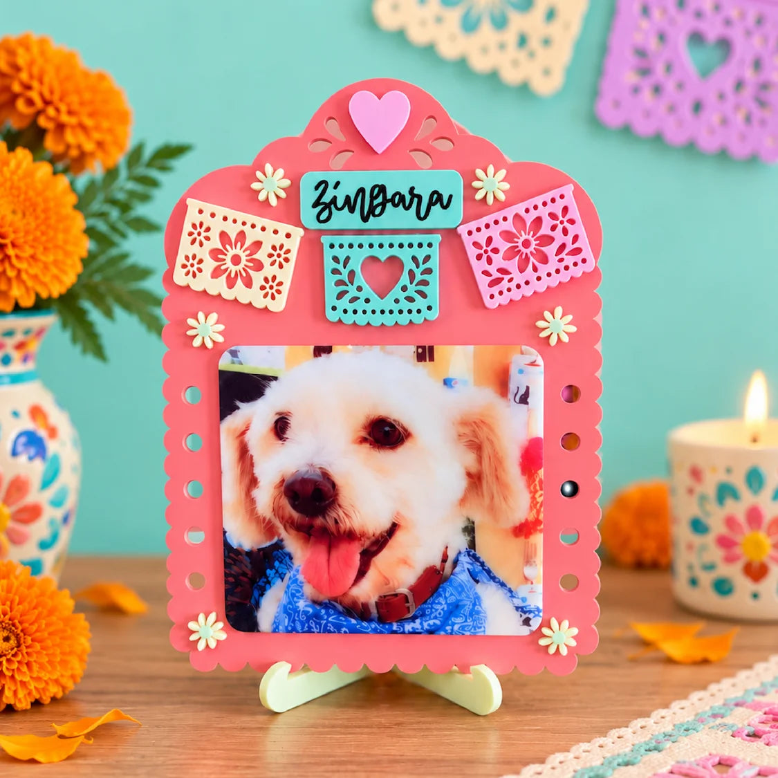 Placa conmemorativa personalizada con foto de mascota, nombre y diseño de papel picado en tonos pastel